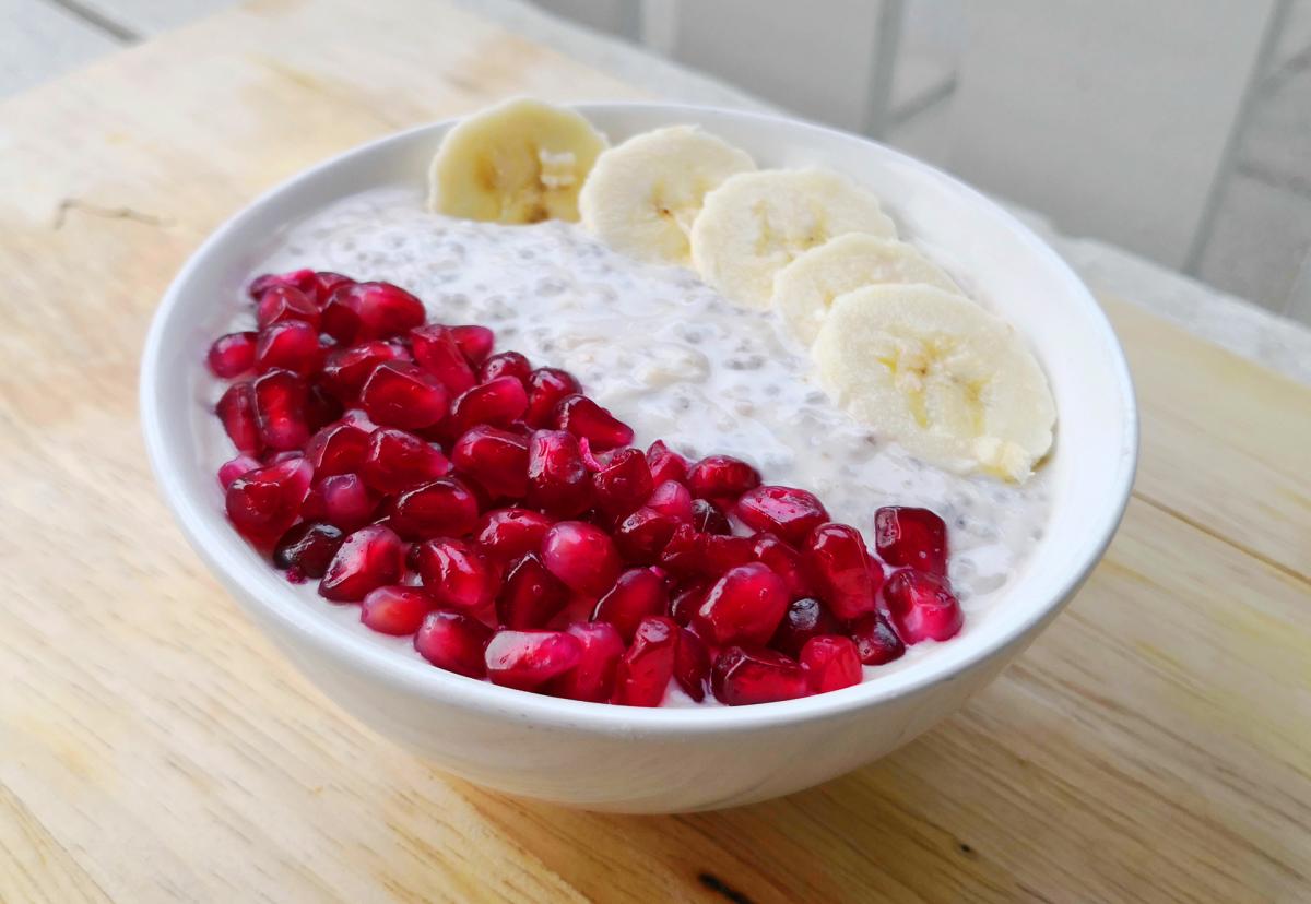 Kokos-chiagrød med banan og granatæble
