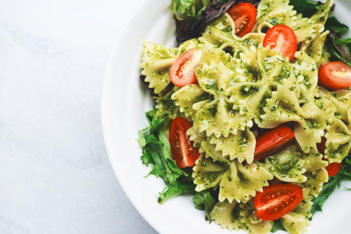 Pasta med spinatpesto og bacon