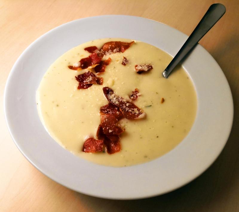 Italiensk blomkålssuppe med parmesan, citron og panchetta