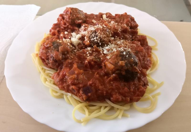 Kødboller i krydret tomatsauce