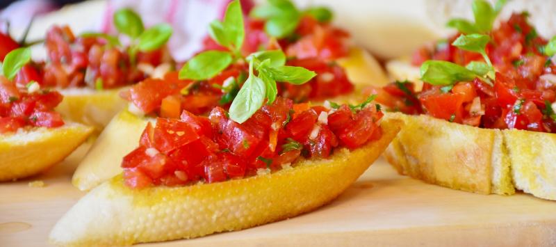 Langtidsbagte tomater på bruschetta